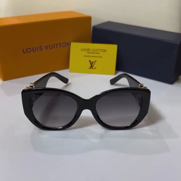 Louis Vuitton Elegant Black Sunglasses - Picture 1 of 3
